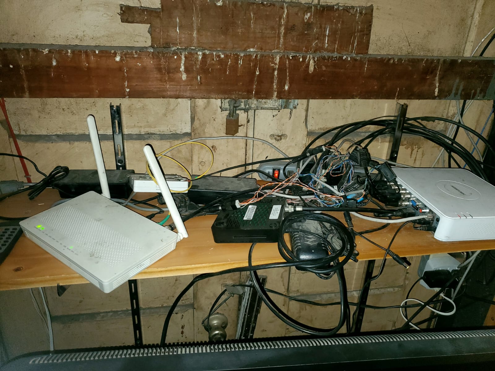 DVR y router con cableado caótico